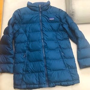 Patagonia down (sweater) jacket kids XL Excellent condition like new.